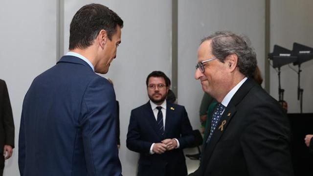 El presidente del Gobierno, Pedro Sánchez, saluda al presidente de la Generalitat, Quim Torra, durante la inauguración GSMA Mobile World Congress 2019 en Barcelona / EP