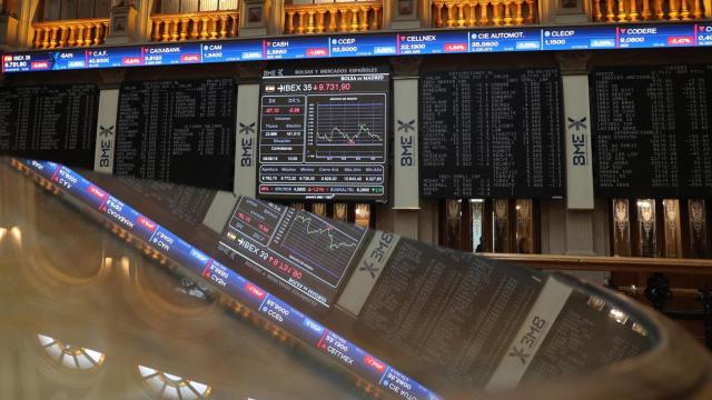 Los paneles informativos con la evolución del Ibex 35 en la Bolsa de Madrid / EFE