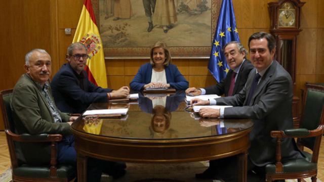 Fátima Báñez, ministra de Empleo y Seguridad Social, expone a los agentes sociales su propuesta de nueva modalidad de contratos. A Pepe Álvarez (UGT, 2i), Unai Sordo (CCOO, 1i), Juan Rosell (CEOE, 2d) y Antonio Garamendi (Cepyme, 1d) / CG