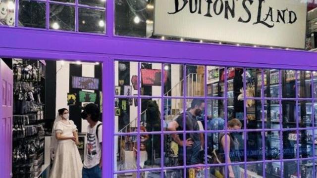 Entrada de Burton's Land, la nueva tienda de las Galerías Maldà de Barcelona / REINO DE JUGUETES