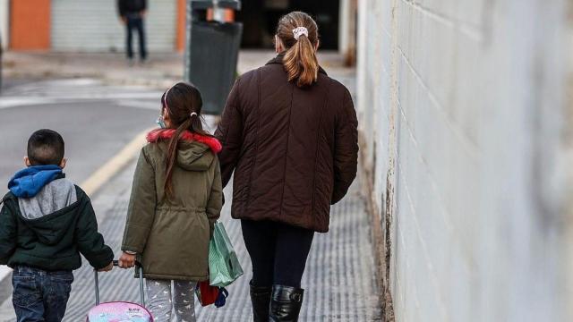 Imagen de archivo de una mujer con dos menores / EP