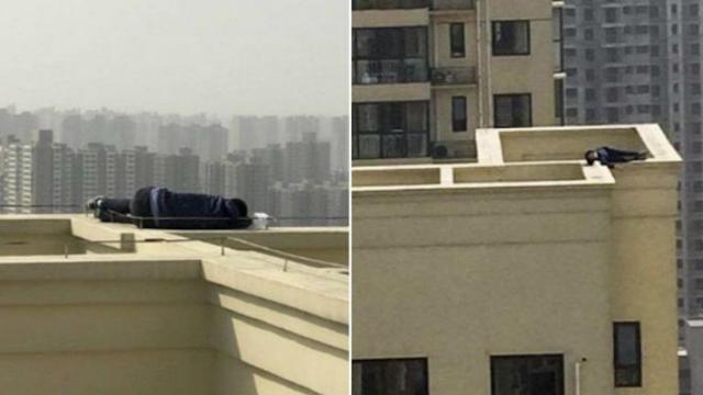 Una foto del joven ebrio dormido en la cornisa del edificio