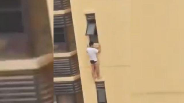 Un hombre es cazado tras quedar suspendido desde un veinteavo piso en ropa interior / REDES