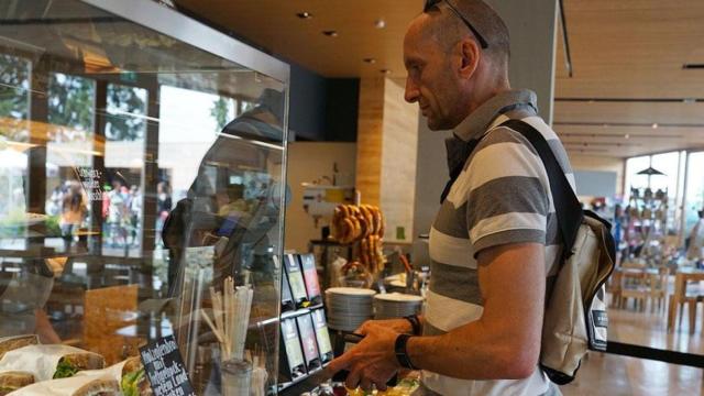 Un hombre compra en una panadería / PIXABAY