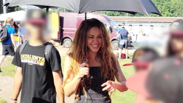 Shakira se cubre del sol, en República Checa /SOCIALITÉ