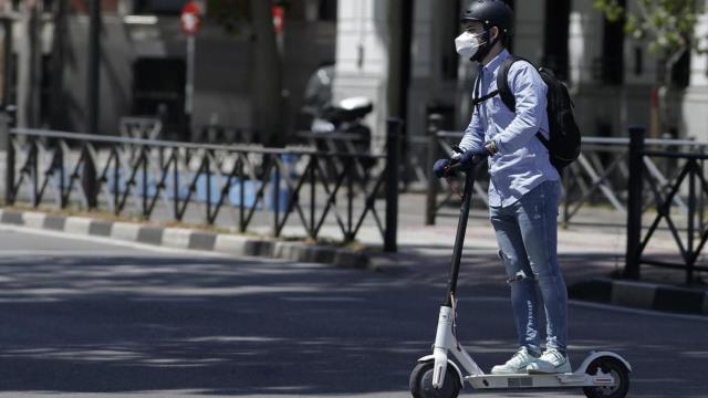 Conductor de un patinete eléctrico en Barcelona / EP