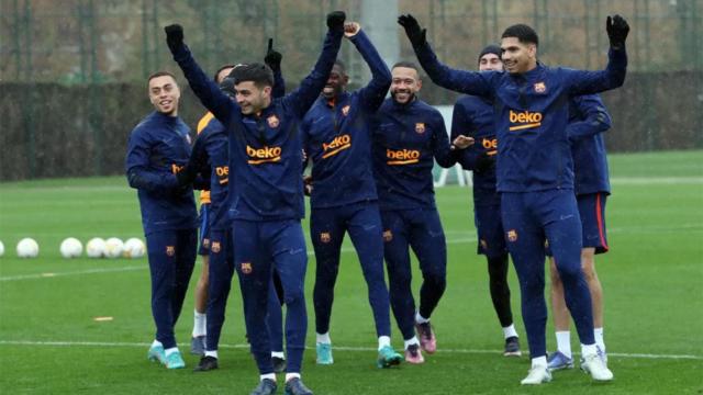 Pedri, Araujo, Memphis, Dest, Dembelé y otros jugadores en el entrenamiento / FCB