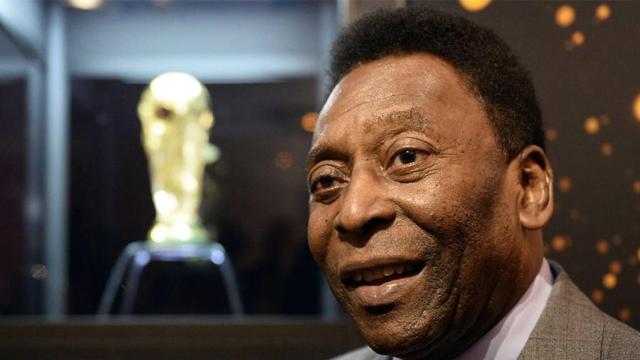 Pelé posa con la copa del Mundial al fondo / EFE