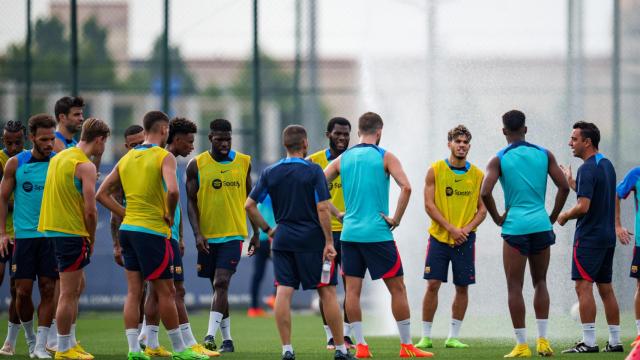 Xavi, dando una charla a los jugadores durante un entrenamiento del Barça / FCB