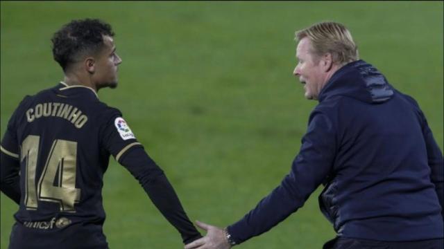 Coutinho, junto a Koeman en un partido del Barça | EFE