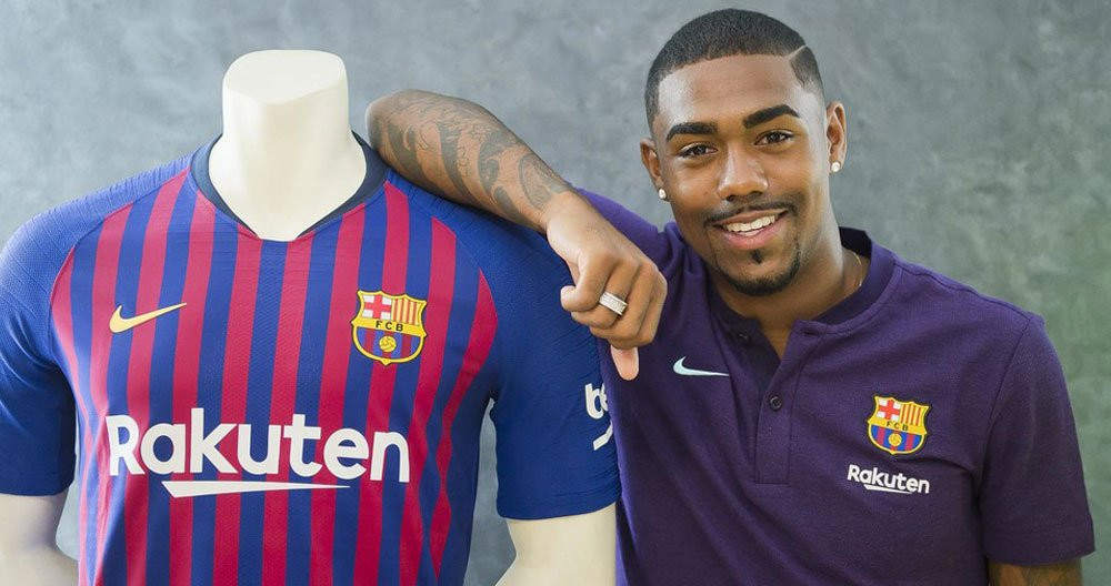 Malcom posa con la camiseta del Barça patrocinada por Rakuten / FCB