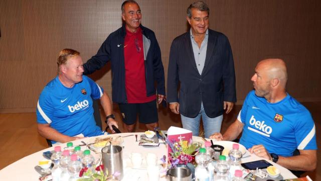 Joan Laporta junto a Ronald Koeman durante la pretemporada del Barça / FCB