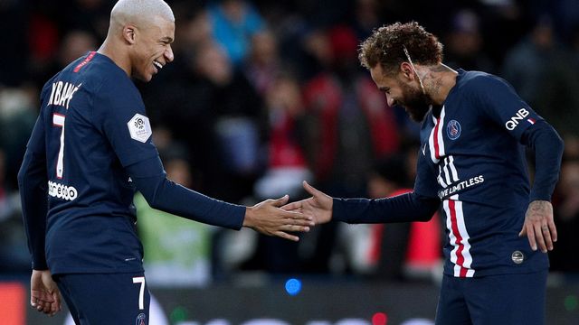 Neymar, junto a su compañero en el PSG Kylian Mbappé, celebrando un gol  / EFE