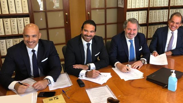 Firma del acuerdo en la que se puede ver de izquierda a derecha a Ricardo Arends, CFO de Engel & Völkers para España, Portugal y Andorra; Juan-Galo Macià, consejero delegado de Engel & Völkers para España, Portugal y Andorra y a los socios fundadores de Magnum & Partners, José Carlos Pérez y Óscar Rubio / E&V
