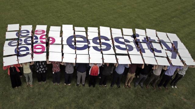 Cartel que forma el nombre de la compañía Essity