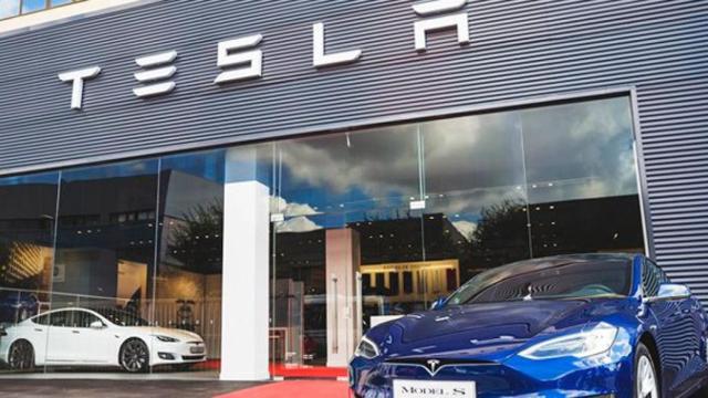 La tienda de Tesla en L'Hospitalet del Llobregat (Barcelona), la primera que la firma estadounidense abrió en España / CG