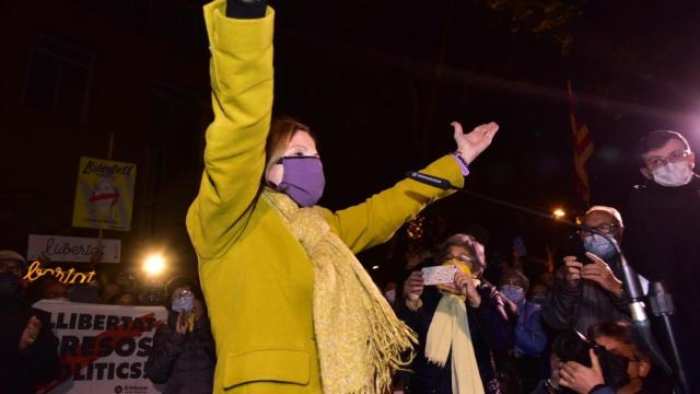 Carme Forcadell, dirigiéndose a las personas concentradas ante la cárcel de mujeres de Wad-Ras, en Barcelona / EFE