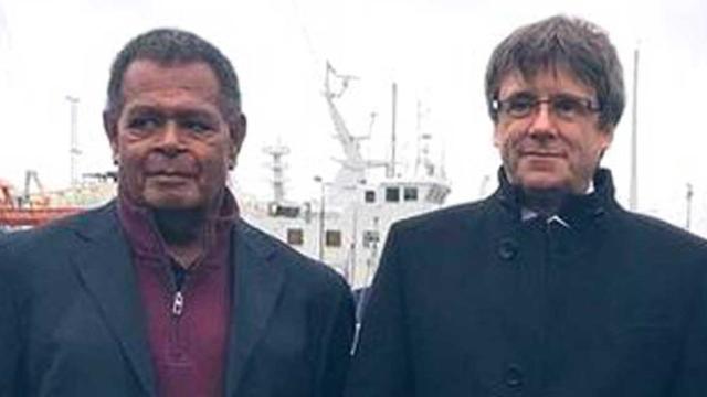 Carles Puigdemont, dando su apoyo al referéndum de Nueva Caledonia / @josepalay (TWITTER)