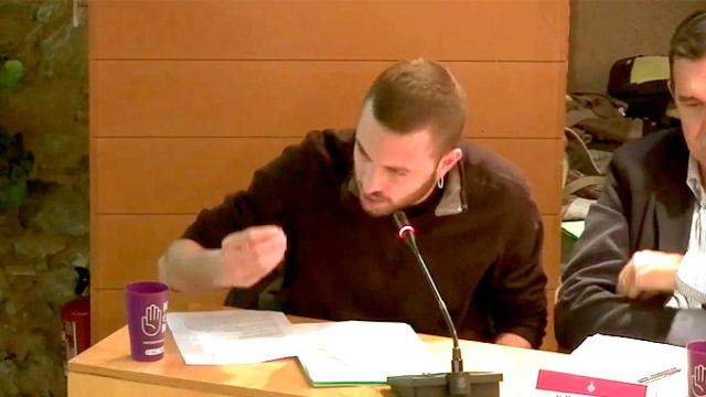 Albert Arce, consejero de la CUP, durante su intervención en la reunión del distrito de Horta-Guinardó. Arran alardea del edificio que le regaló Colau / CG