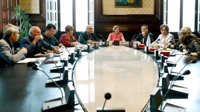 La presidenta del Parlamento, Carme Forcadell (c), en la reunión de la Mesa, donde los independentistas tienen mayoría / EFE