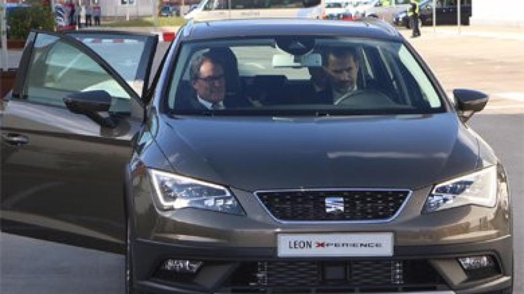 El presidente de la Generalidad, Artur Mas, y el Rey, Felipe VI, durante su visita a la fábrica de Seat en Martorell