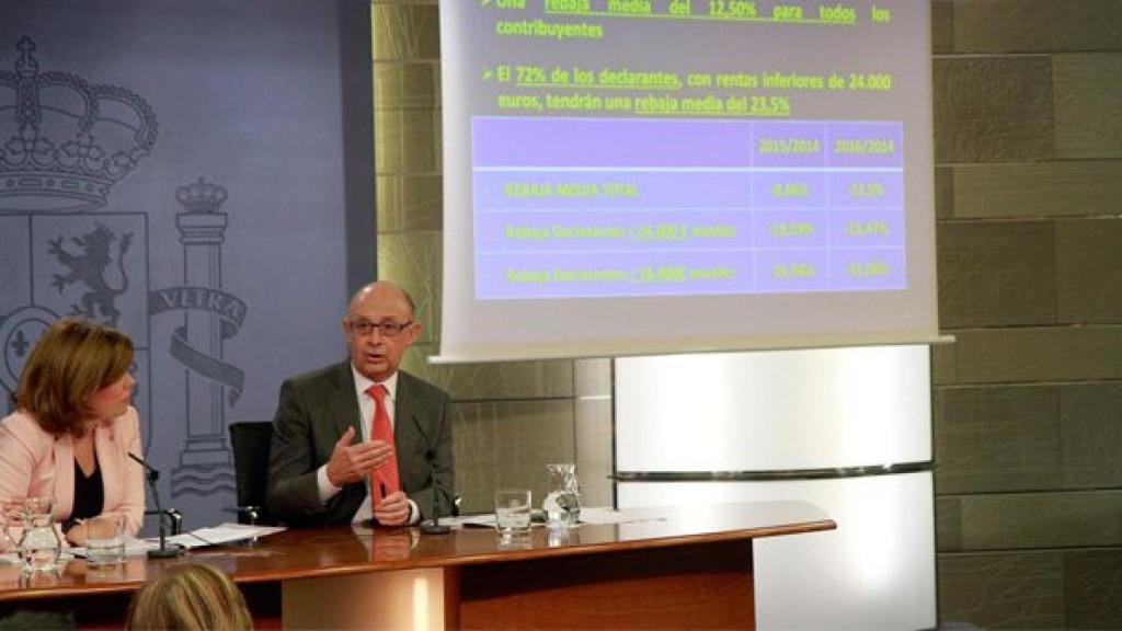 La vicepresidenta del Gobierno, Soraya Sáenz de Santamaría, y el ministro de Hacienda y Administraciones Públicas, Cristóbal Montoro, en la rueda de prensa de este viernes