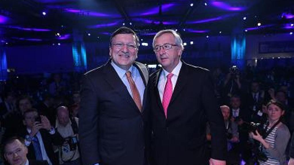 Juncker, a la derecha, al lado del presidente saliente de la CE, Jose Manuel Durao Barroso, en el congreso del PPE de este viernes