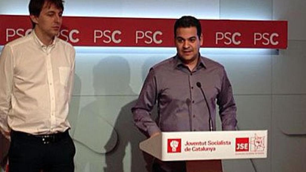 El secretario general de las JSE, Nino Torre, habla en presencia del primer secretario de la JSC, Javier López