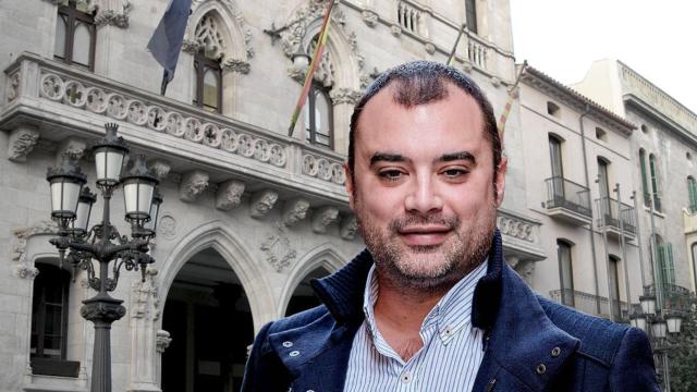 El actual alcalde de Terrassa, Jordi Ballart, frente al Ayuntamiento de la localidad / CG