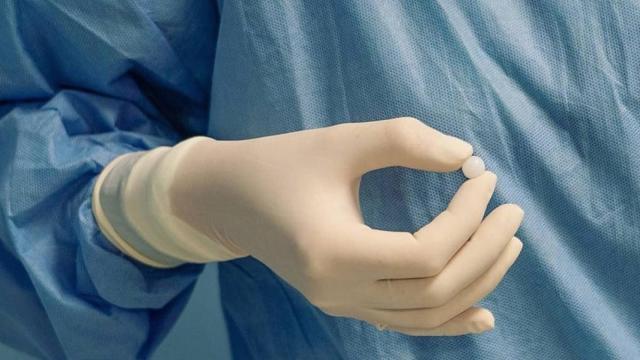 La nueva técnica consiste en implantar una prótesis que se personaliza para cada paciente y se coloca por debajo de la piel a modo de botón de pezón / HUB