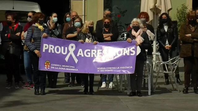 Imagen del minuto de silencio en la plaza Mayor de Manresa en memoria de Jordina M.P., asesinada por su expareja / EFE