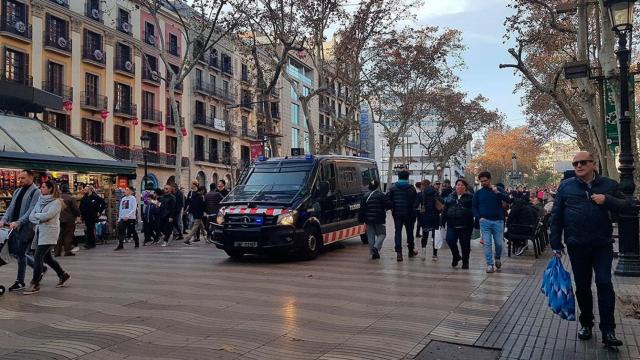 Un vehículo de la Brigada Móvil de los Mossos, una de las unidades encargadas de las operaciones antiterroristas / EUROPA PRESS