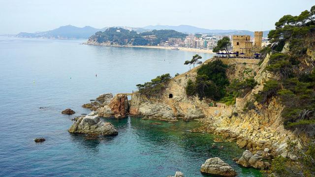 El castillo de Lloret, su edificio más emblemático, acoge un espacio pedagógico sobre la crisis climática / Yolanda Cardo