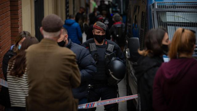 Los Mossos d'Esquadra ejecutan un desahucio de una familia en Barcelona, a 26 de abril de 2012 / DAVID ZO