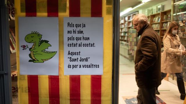 Un hombre entra en la papelería Demos para comprar libros, en Barcelona / EP