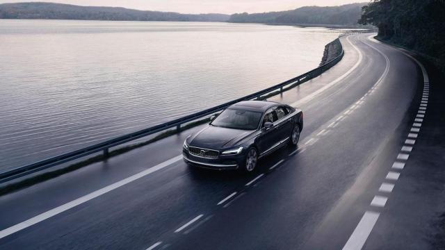 Un coche viaja por una carretera / EUROPA PRESS