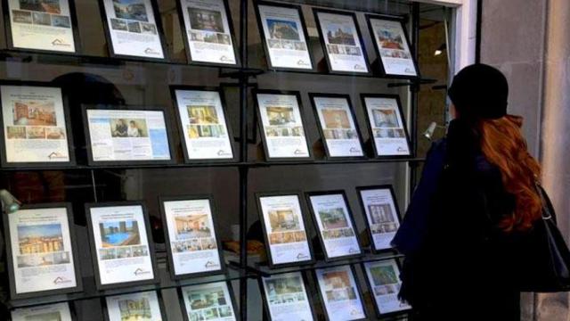 Imagen de una clienta que consulta los precios de varias viviendas de alquiler / EFE