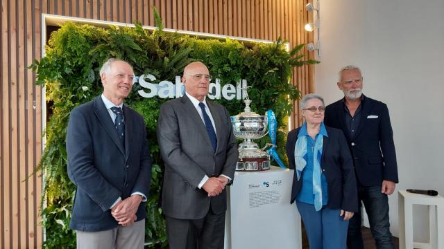 El presidente de Banco Sabadell, Josep Oliu, junto a los representantes de las entidades / BANCO SABADELL
