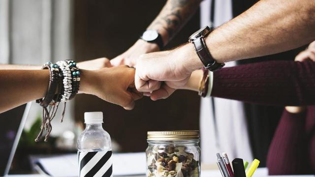 Trabajadores demostrando su motivación en una reunión / PIXABAY