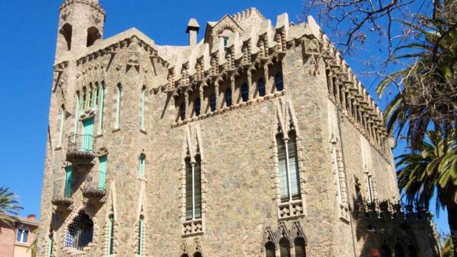 Fachada de la Torre de Bellesguard, uno de los regalos de Gaudí a Barcelona / GERTH MICHAEL - WIKIMEDIA COMMONS