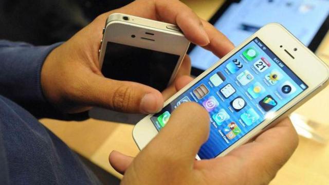 Un hombre marca la aplicación de llamada en un móvil / CD