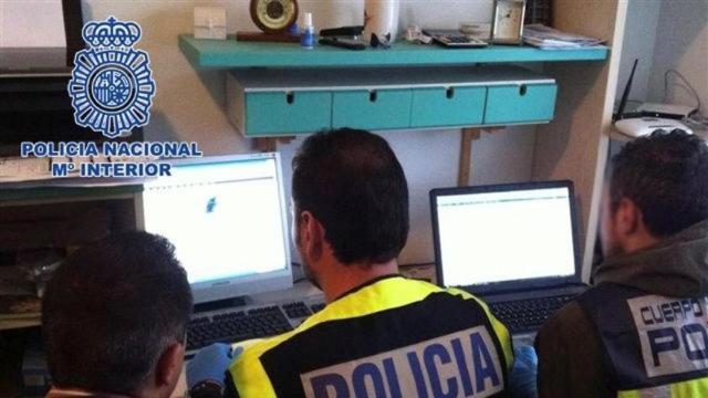 Una foto de archivo de la Guardia Civil analizando contenido pornográfico