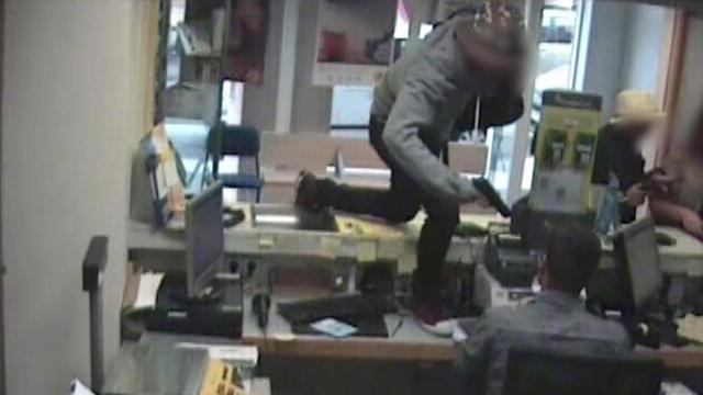 Captura del video de seguridad durante uno de los atracos / MOSSOS