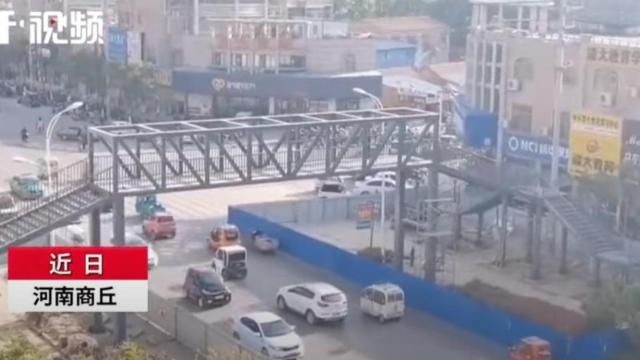 El puente de 128.000 euros para cruzar la carretera / YOUTUBE