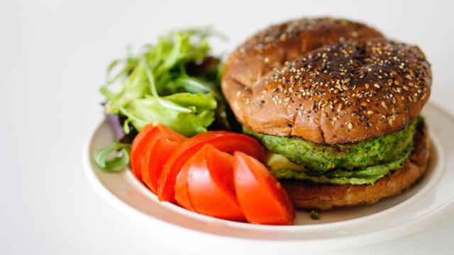 Hamburguesa vegana, similar a la de McDonald's / UNSPLASH