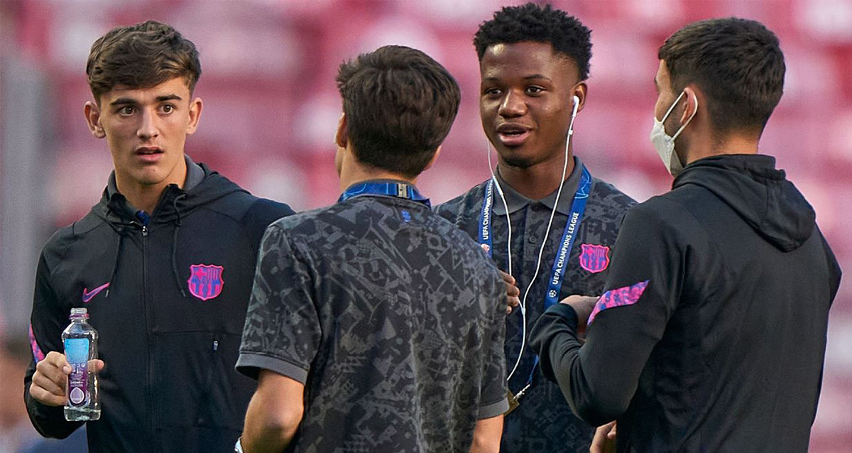 Gavi, Ansu Fati y Pedri alucinan con algo que les cuenta Riqui Puig / FCB