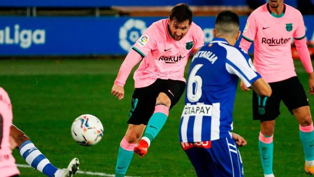 Leo Messi dispara a portería contra el Alavés / EFE