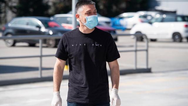 El técnico García Pimienta acudiendo a las pruebas médicas /FC BARCELONA