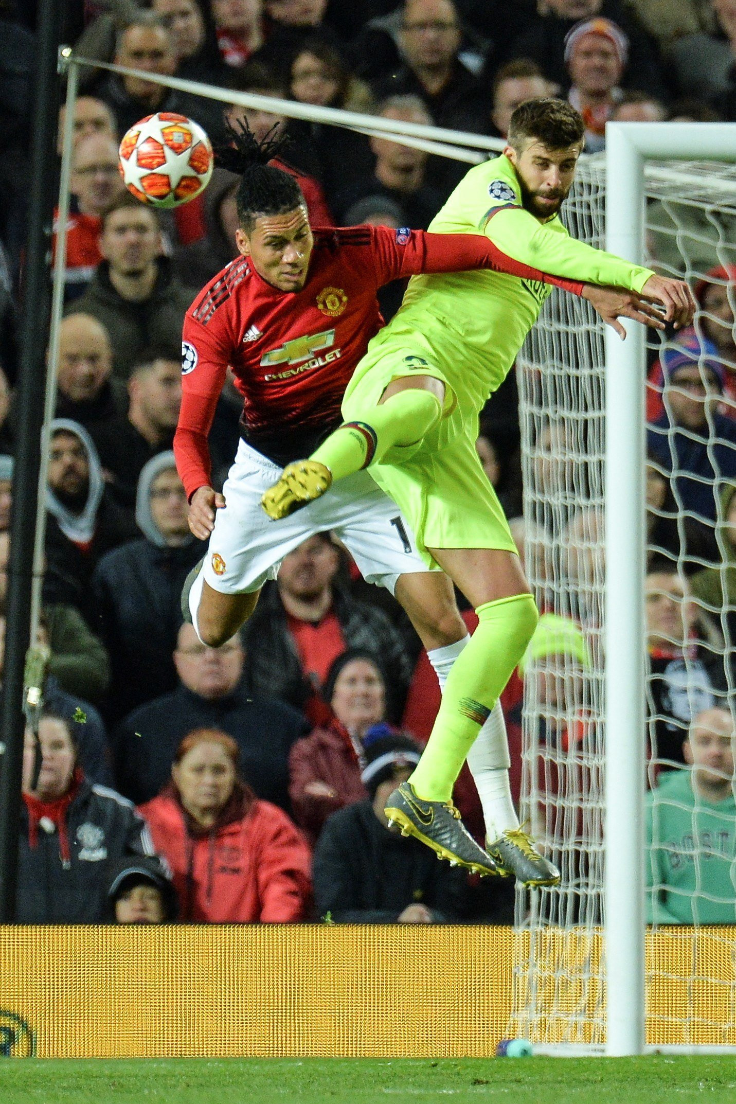 Chris Smalling luchando un balón con Gerard Piqué / EFE