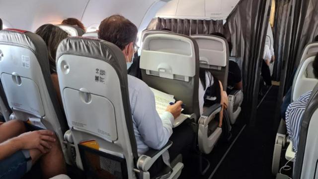 El presidente del PP, Alberto Núñez Feijóo, viajó en turista a Barcelona / CG